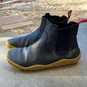 Vivo Barefoot Fulham II in black. EU size 37, US Junior youth 5.5.